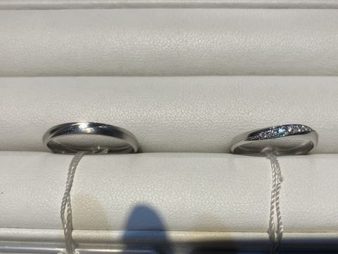 【I's stone(アイズストーン)の口コミ】 ウェーブの彫りへダイヤが入るデザインに一目惚れし、その上でカラーダイ…