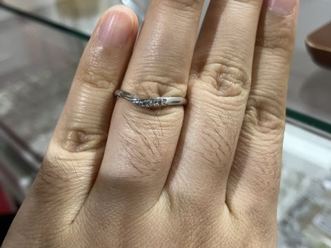 【アンジェリックフォセッテ(Angelique Fossette)の口コミ】 V字とウェーブの中間のものでシンプルなデザインにも少しオシャレ感のある…