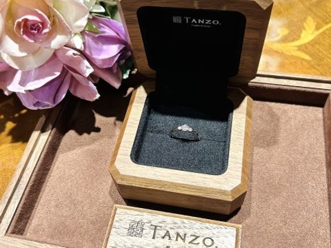 【TANZO.(鍛造指輪)の口コミ】 指輪の色がたくさん選べるところや、石の大きさやデザインもこだわりを持…