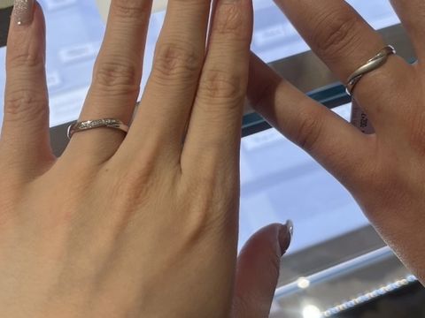 【STAR JEWELRY(スタージュエリー)の口コミ】 ウェーブかかったデザインでかつ、ダイヤの埋め込まれている結婚指輪を探…