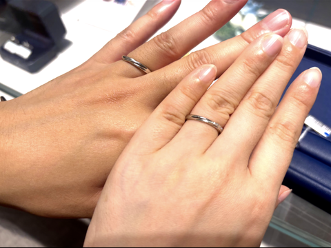 【銀座ダイヤモンドシライシの口コミ】 滑らかなウェーブで、動きのあるデザインに惹かれました。
私はダイヤが入…