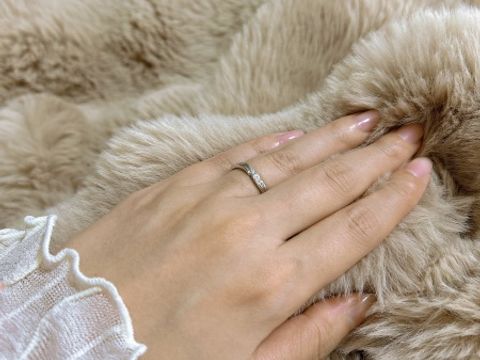 【銀座ダイヤモンドシライシの口コミ】 ウェーブになっているリングです。
 つけ心地も滑らかな加工になっている…