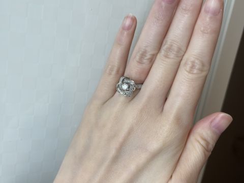 【ブシュロン(BOUCHERON)の口コミ】 仕事柄結婚指輪は大人め、その分婚約指輪はギラッギラの心ときめくものが…