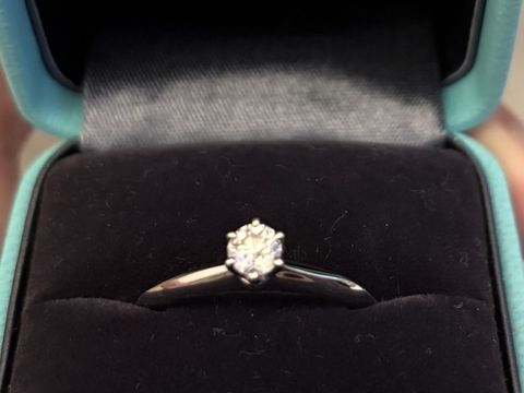 【ティファニー(Tiffany & Co.)の口コミ】 細めのデザインでどんな指でも合わせやすいです。
また、指輪は決まったデ…