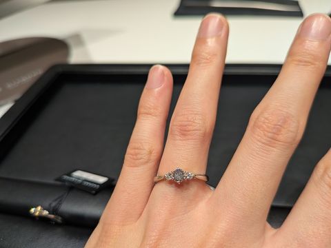 【ROYAL ASSCHER(ロイヤル・アッシャー)の口コミ】 ダイヤモンドの周りに小さいダイヤモンドがある形が好きで選びました。小…