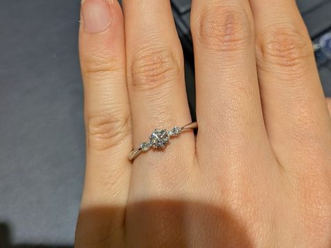 【ROYAL ASSCHER(ロイヤル・アッシャー)の口コミ】 ダイヤモンドの周りに小さいダイヤモンドがついたデザインが好きで探して…