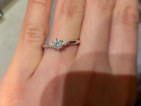 【ケイウノ ブライダル(K.UNO BRIDAL)の口コミ】 専属の指輪のデザイナーさんがいて、自分にあったモチーフから可愛い指輪…