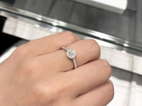 【ラザール ダイヤモンド(LAZARE DIAMOND)の口コミ】 とにかくキラキラが好きな人にはたまらないデザインだと思います。真ん中…