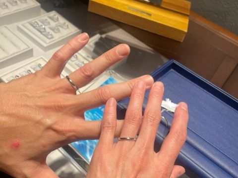 【銀座ダイヤモンドシライシの口コミ】 関節が太いので、指の根元でくるくる回ってもいいように、全周同じデザイ…