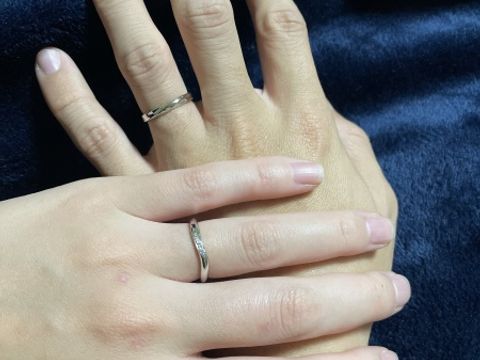 【銀座ダイヤモンドシライシの口コミ】 ウェーブ型が手にあっているとのことで、指をすっきり長く見せてくれる上…