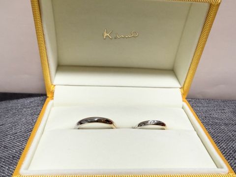 【ケイウノ ブライダル(K.UNO BRIDAL)の口コミ】 形はまっすぐでシンプルさもありますが、色がプラチナとゴールドのツート…