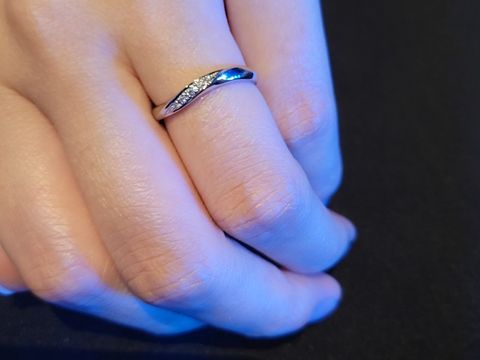 【銀座ダイヤモンドシライシの口コミ】 私が細身のデザインが好みだったのと、ダイヤの入ったものが欲しいと思い…