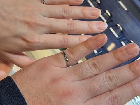 【ROYAL ASSCHER(ロイヤル・アッシャー)の口コミ】 シンプルの中にもゴージャスさがある指輪だったので選びました。ダイヤモ…