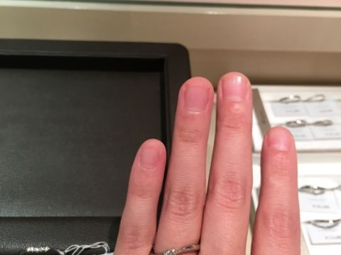 【アイプリモ(I-PRIMO)の口コミ】 緩やかなウェーブが、指のラインを綺麗に見せてくれる印象です。中央のダ…