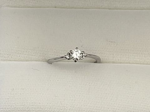 【ソフィフェリエの口コミ】 3つのダイヤがついた王道デザインです。メインの横にも小粒のダイヤがつい…