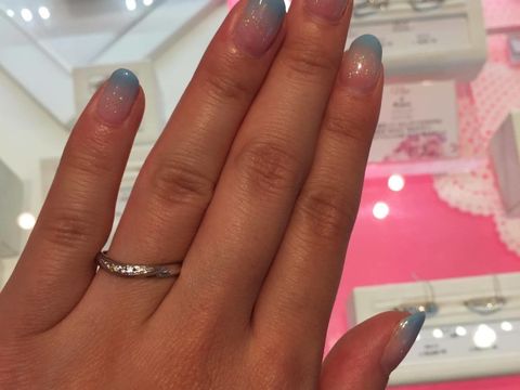 【JEWELRY  KAMATA(ジュエリーかまた)の口コミ】 カーブのフォルムが指の斜めのラインと並行になるから、きれいに見えるよ…