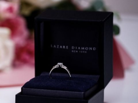 【ラザール ダイヤモンド(LAZARE DIAMOND)の口コミ】 石の高さがそこまで高くなく重ね付けしやすいです。
重ね付けの写真はウィ…