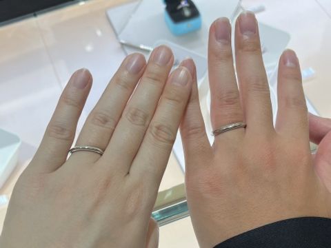 【ティファニー(Tiffany & Co.)の口コミ】 素材はプラチナで、値段は高すぎないもので探していました。シンプルなも…