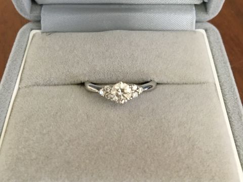 【ケイウノ ブライダル(K.UNO BRIDAL)の口コミ】 ダイヤ１石ではなく周りにメレダイヤがあしらってあり花束にように見える…