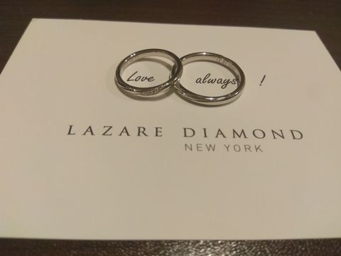 【ラザール ダイヤモンド(LAZARE DIAMOND)の口コミ】 シンプルながら、流れるようなラインがお揃いの男女セットのデザインです…