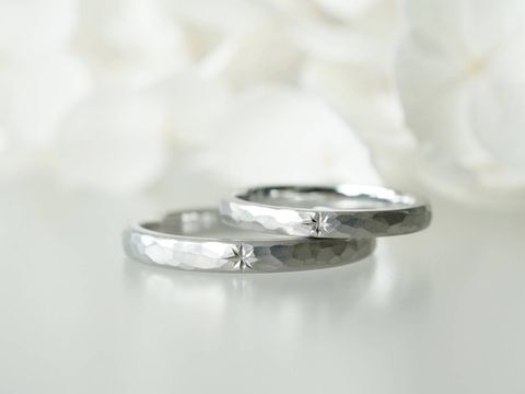 【renri(レンリ)の口コミ】 指輪のデザインとしては3点あり、まず1点目が表面に槌で打ち付けたような…