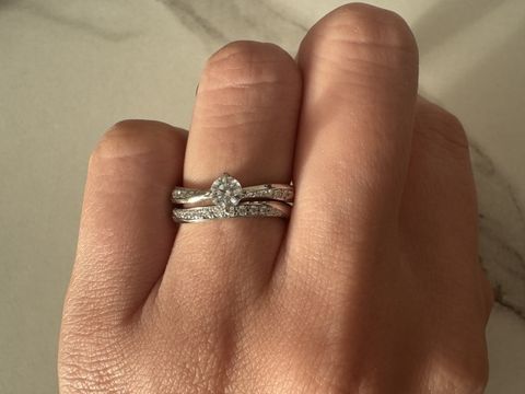 【ラザール ダイヤモンド(LAZARE DIAMOND)の口コミ】 婚約指輪と同じデザインのレイチェルを検討していましたが、重ね付けして…