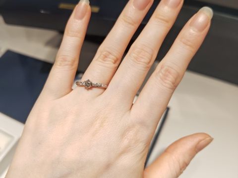 【銀座ダイヤモンドシライシの口コミ】 ダイヤモンドが煌びやかに光り、どこから見ても上品な輝きがとても素敵な…