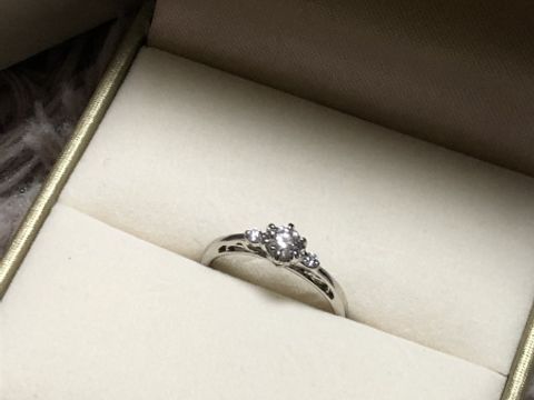 【LEGAN(レガン)の口コミ】 ぱっと見ではダイヤが3つ並んだ高級感◎な王道デザイン！それで充分きれい…