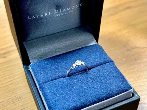 【ラザール ダイヤモンド(LAZARE DIAMOND)の口コミ】 横から見た際にユリの花のような形になっており、光を多く取り入れるデザ…