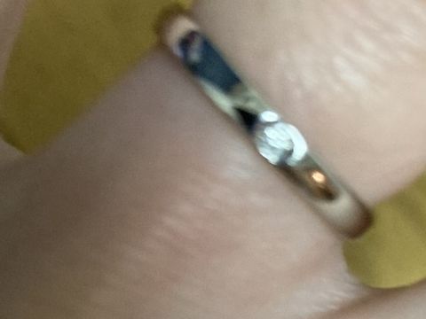 【ジュエリーツツミ(JEWELRY TSUTSUMI)の口コミ】 シンプルなタイプなので場面を選ばずに付けられます。
細身なのでそんなに…