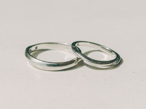 【俄(にわか)の口コミ】 ひねりのあるラインで、シンプルめが好きな私には、丁度いい細さでした。
…