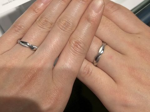 【銀座ダイヤモンドシライシの口コミ】 不思議なひねりのある形がとても印象的で、見る角度によって表情が変わる…