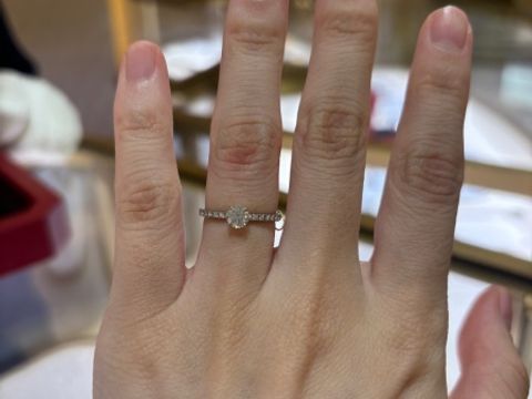 【カルティエ(Cartier)の口コミ】 周りにもダイヤがついているため、キラキラしてかわいいです。細身のリン…