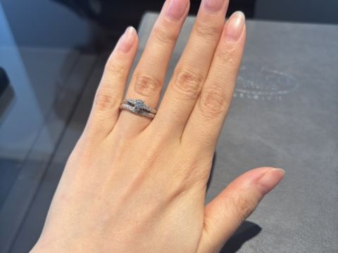 【エクセルコダイヤモンド(EXELCO DIAMOND)の口コミ】 ストレートよりは少し動きのあるデザインが良いなと思い、サイトで見て元…