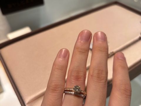 【ブルガリ(BVLGARI)の口コミ】 ピンクゴールドで肌なじみがよく、どんなファッションにも合わせやすそう…