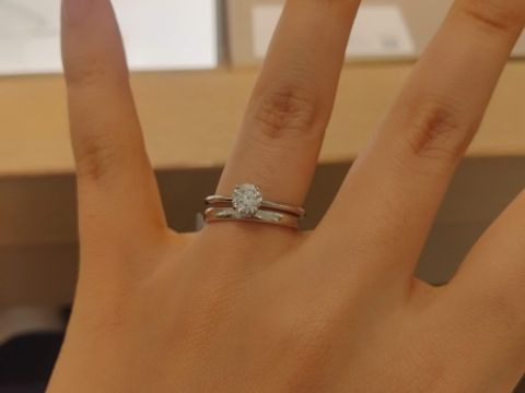 【ティファニー(Tiffany & Co.)の口コミ】 結婚指輪とあわせた時のぴったり感がよく、買うのであれば結婚指輪と婚約…