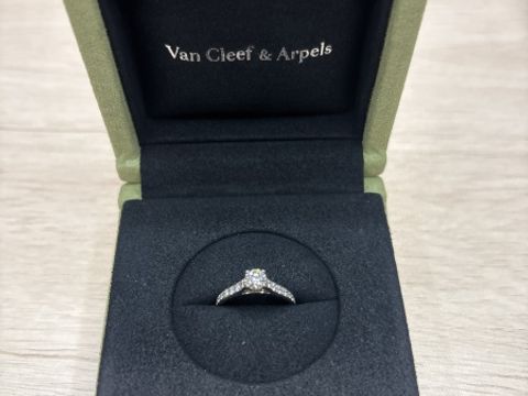 【ヴァン クリーフ＆アーペル(Van Cleef & Arpels)の口コミ】 0.3カラット、Eカラー、VVS1、excellentカットです。どんな角度から見ても…