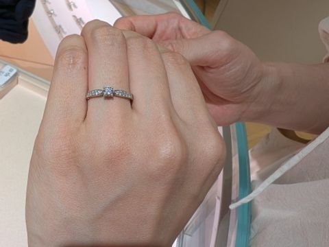 【ティファニー(Tiffany & Co.)の口コミ】 婚約指輪として、他のブランドのものを試して気に入った系統が定まったた…