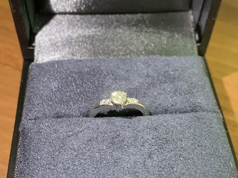 【ラザール ダイヤモンド(LAZARE DIAMOND)の口コミ】 パートナーの手が華奢なため、つけた際に綺麗に見えるデザインを選びまし…