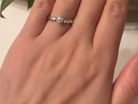 【ラザール ダイヤモンド(LAZARE DIAMOND)の口コミ】 指輪のデザインは、ストレートです。全体的にシンプルな感じですが、真ん…