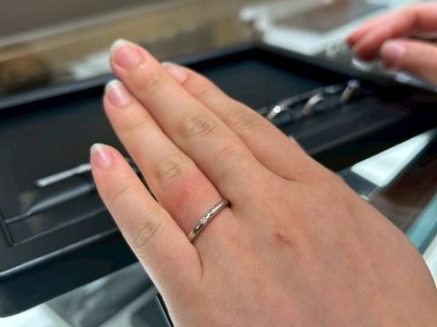 【ラザール ダイヤモンド(LAZARE DIAMOND)の口コミ】 婚約指輪に重ね付けをしても、可愛いものが良かったので、シンプルなもの…