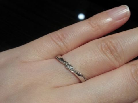 【JEWELRY  KAMATA(ジュエリーかまた)の口コミ】 2本のローレットがなめらかなラインで入っているところが素敵です。
男性…