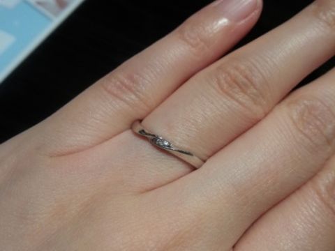 【JEWELRY  KAMATA(ジュエリーかまた)の口コミ】 派手すぎず、でも動きのあるデザインで、真ん中の石がキラリと光り、バラ…