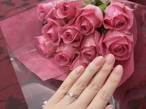 【ラザール ダイヤモンド(LAZARE DIAMOND)の口コミ】 王道の一粒ダイヤモンドが存在感があります。また、シンプルだけど土台が…