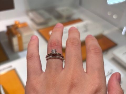 【ブルガリ(BVLGARI)の口コミ】 ローマアモールシリーズの1粒ダイヤの指輪です。ローマアモールシリーズの…