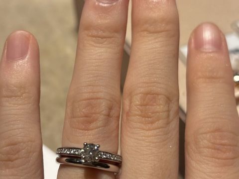 【ブルガリ(BVLGARI)の口コミ】 センターストーンの周りにもダイヤが埋め込まれた豪華なデザインの指輪で…