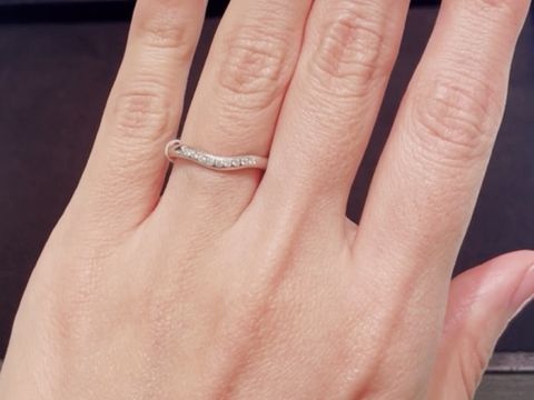 【ティファニー(Tiffany & Co.)の口コミ】 真ん中にダイヤが何粒か埋め込まれているだけでキラキラしてかわいいなと…