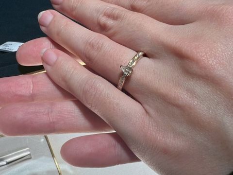 【ショーメ(CHAUMET)の口コミ】 せっかくなので、普段買わないようなキラキラしている婚約指輪をつけてみ…