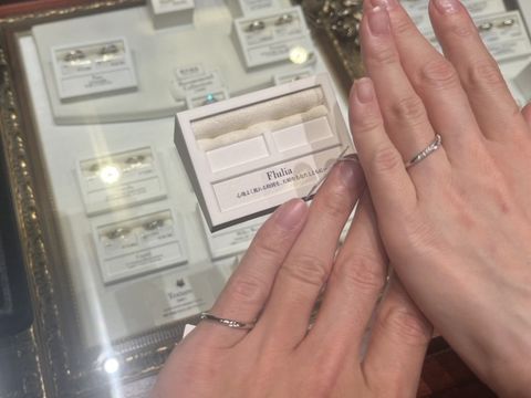 【ケイウノ ブライダル(K.UNO BRIDAL)の口コミ】 Fluliaの結婚指輪を試着した時、ウェーブのラインが薬指の付け根にぴった…