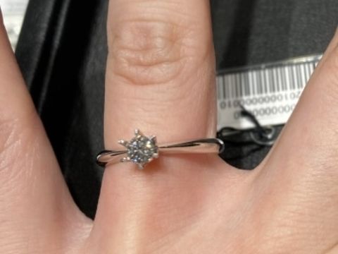 【エクセルコダイヤモンド(EXELCO DIAMOND)の口コミ】 普段使いにできるような、シンプルで傷が付きにくく目立たないものを探し…